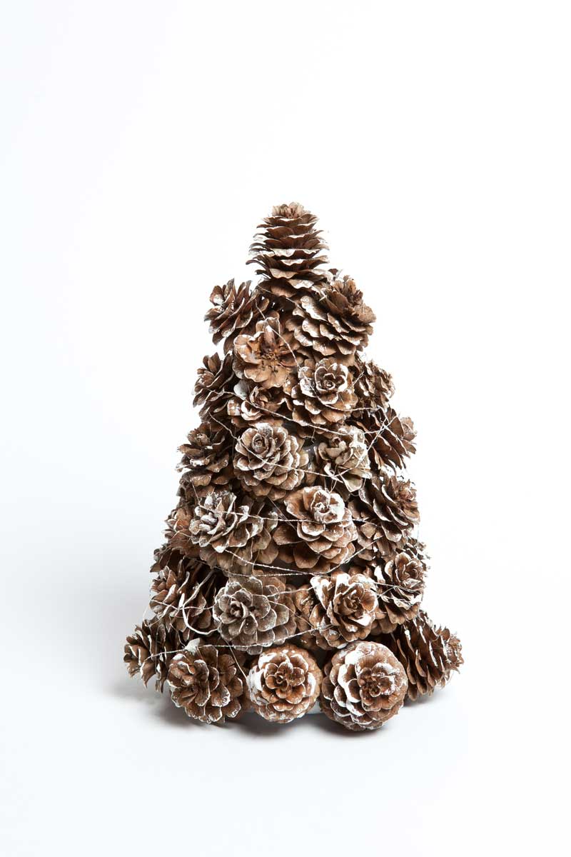 Stromeček poskládaný ze šišek působí jako jemně zasněžená dekorace, která dodá interiéru přírodní zimní kouzlo.