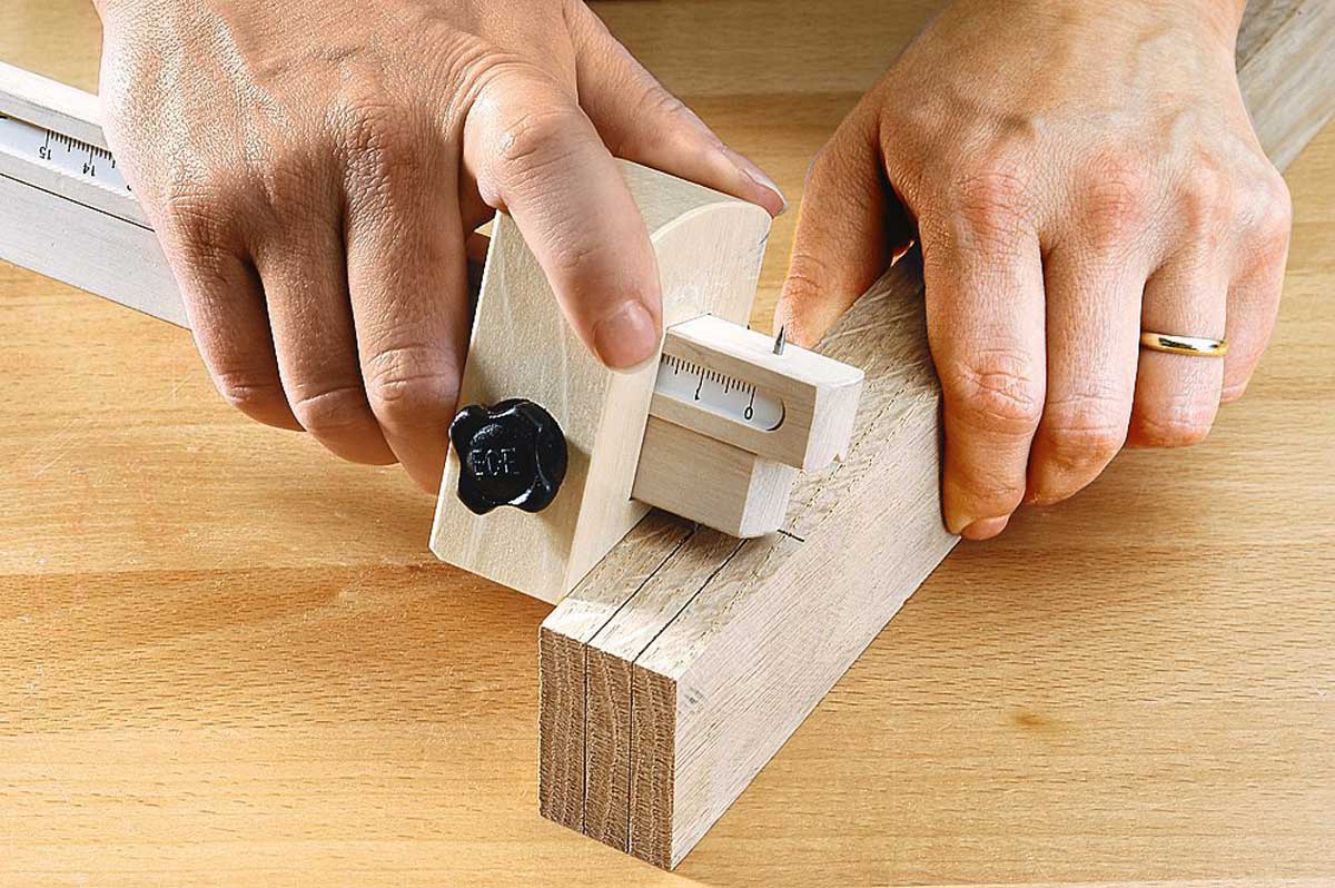 1/2, příp. 2/3 tloušťky materiálu vyznačte na jedné straně dřeva.