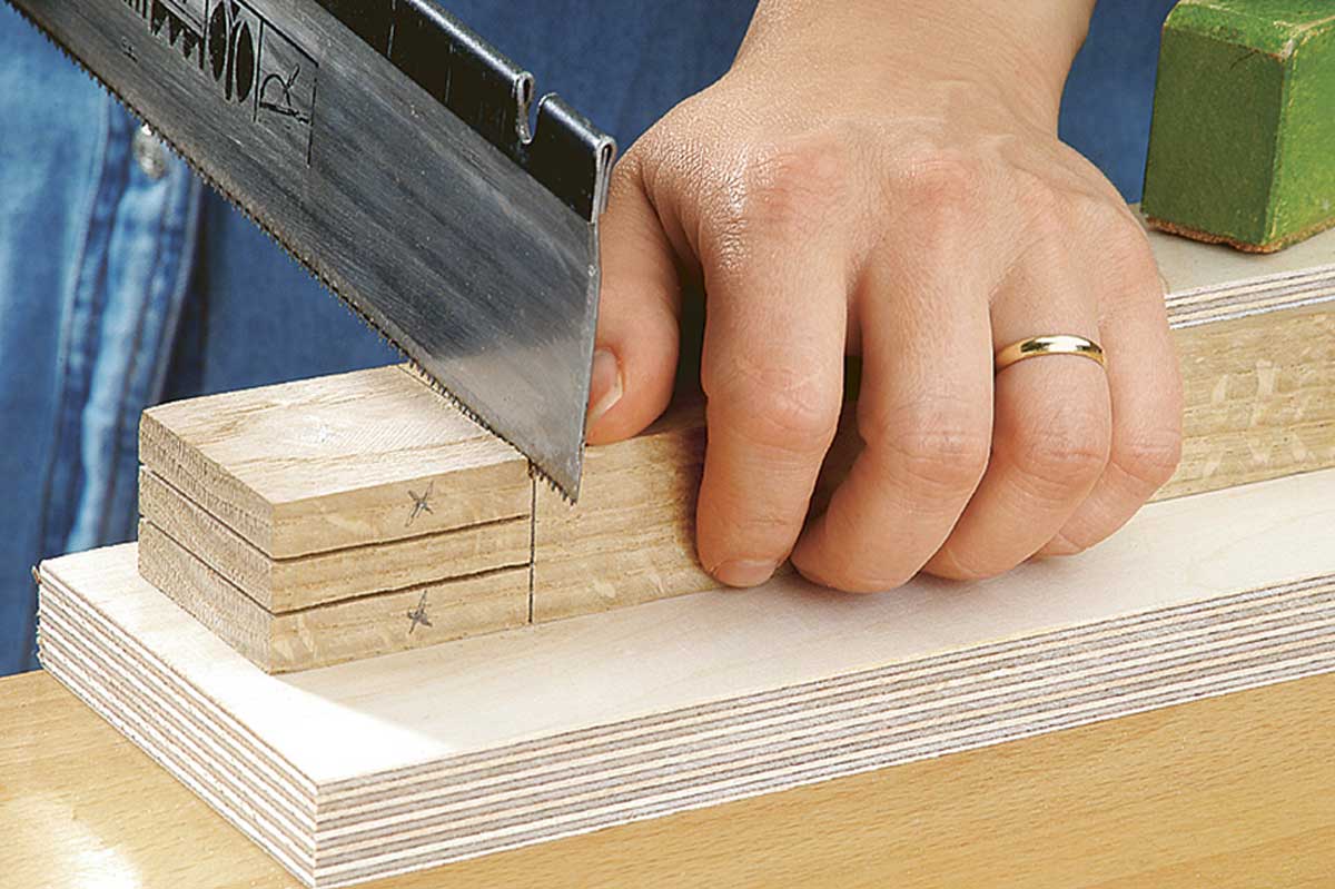 Čep vytvoříte tak, že odříznete boky jemnou pilou.