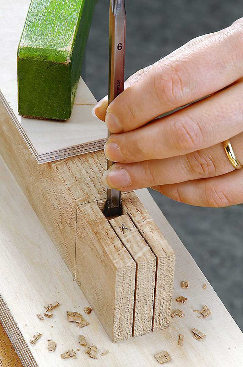 ... polovinu vyznačené rysky. Drážku krok po kroku vydlabejte.