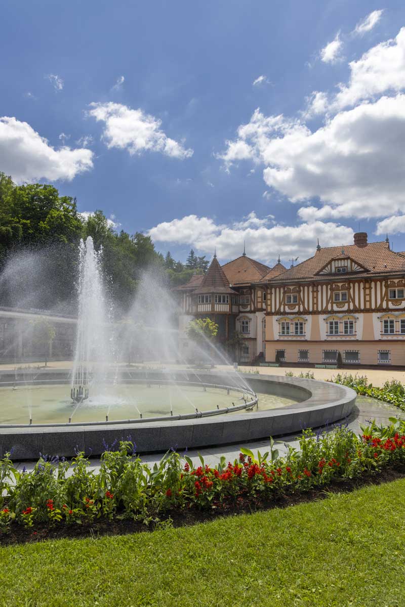 Fontána a historická lázeňská budova v Luhačovicích.