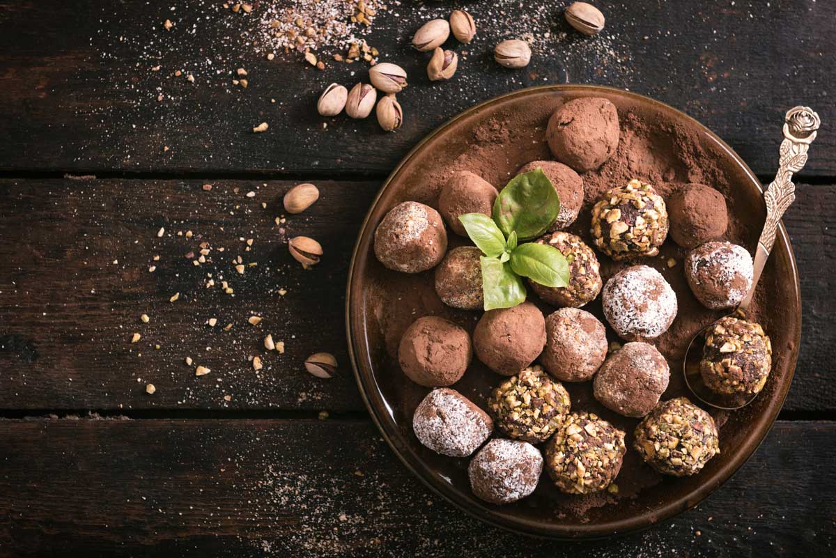 Čokoládové truffles obalené v kakau a oříšcích servírované na talíři