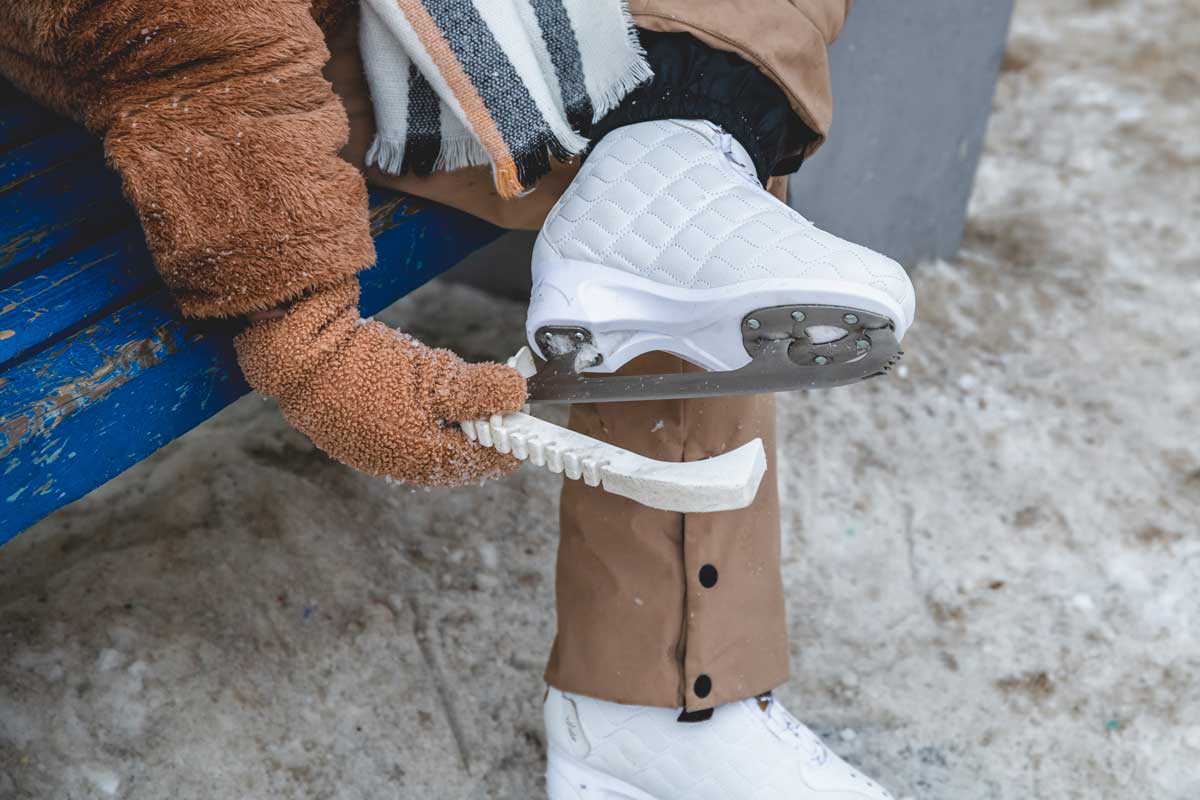 Čištění nožů bruslí po bruslení v zimních podmínkách