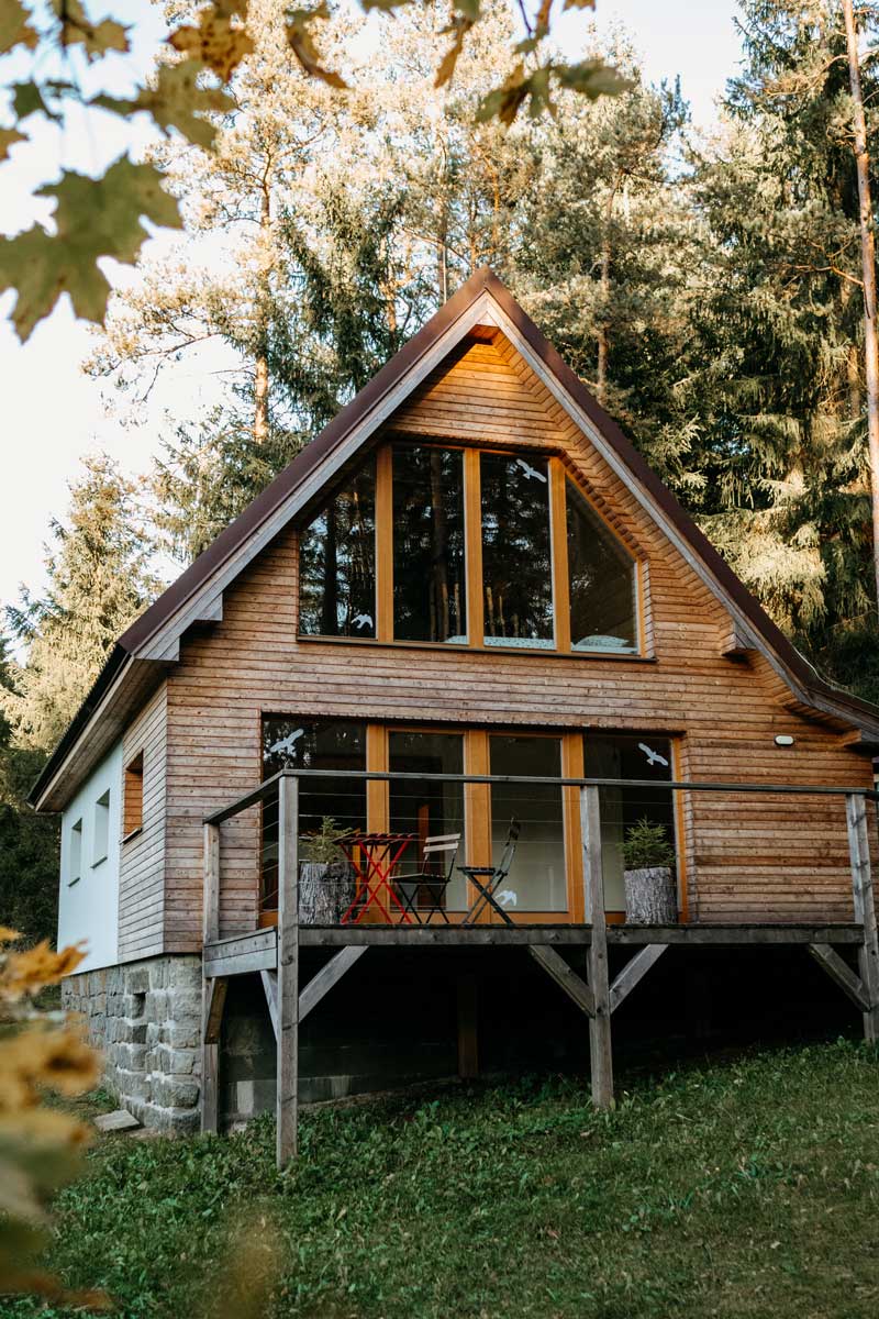 Dřevěná chata v lese u Boubínského pralesa s terasou a velkými okny