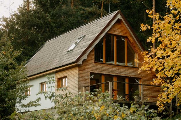 Proměna rodinné chaty u Boubínského pralesa. Bez architekta a projektanta, zato s citem k rodinnému dědictví