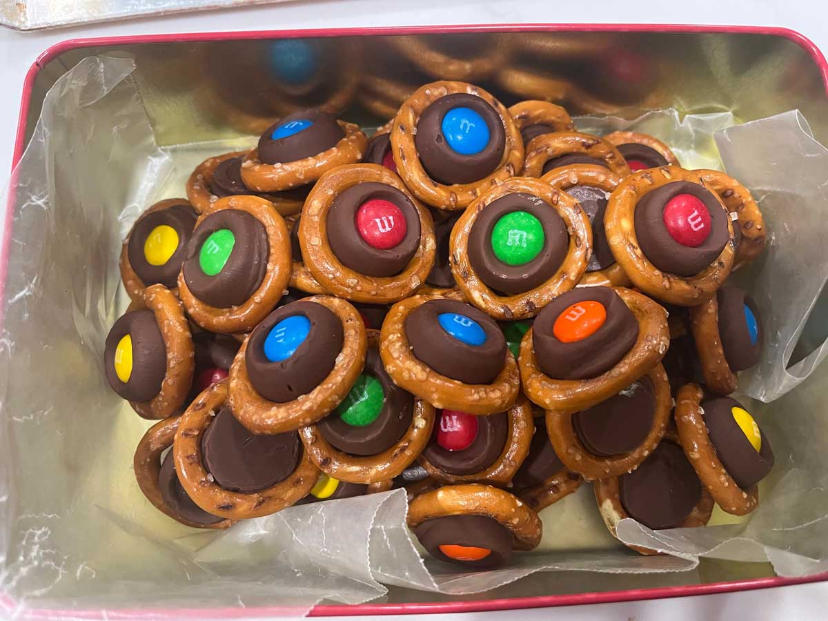 Čokoládové preclíky s lentilkami a cukrovým zdobením připravené bez pečení