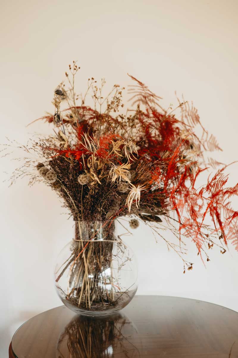 Jednoduchá dekorace z přírodních materiálů ladí s okolní krajinou.