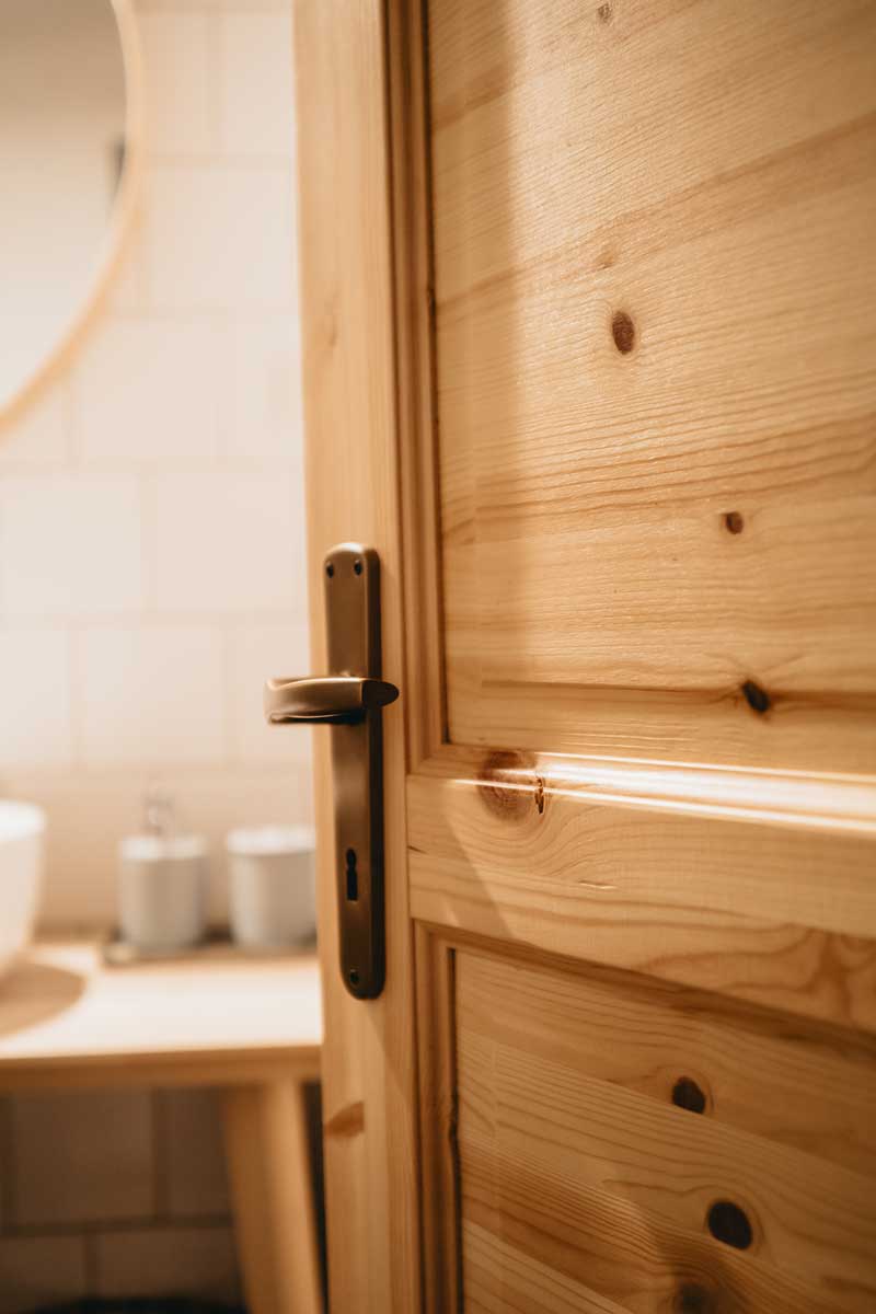 Poctivé dřevo a jednoduché detaily, které dávají interiéru charakter.