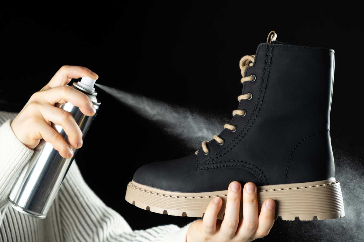 Nanášení impregnace sprejem na koženou zimní botu