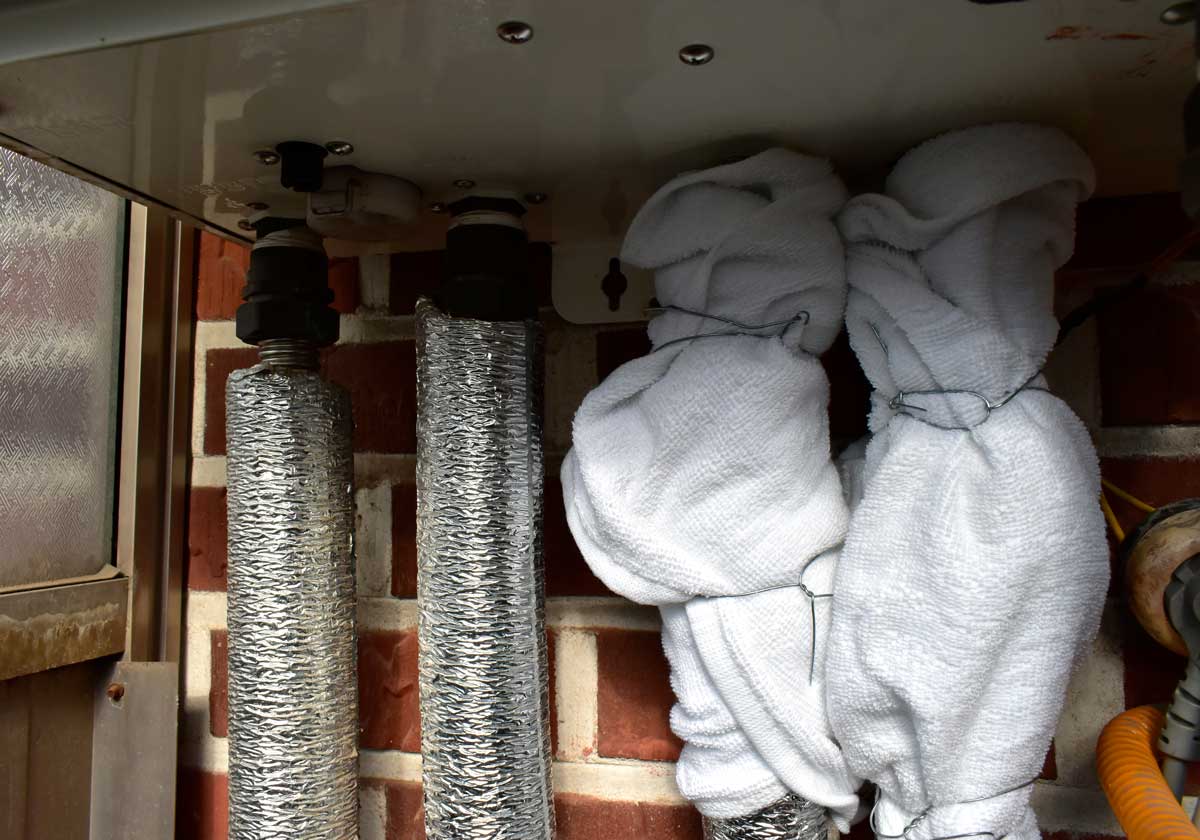 Dodatečná izolace trubek na chalupě v nevytápěném prostoru