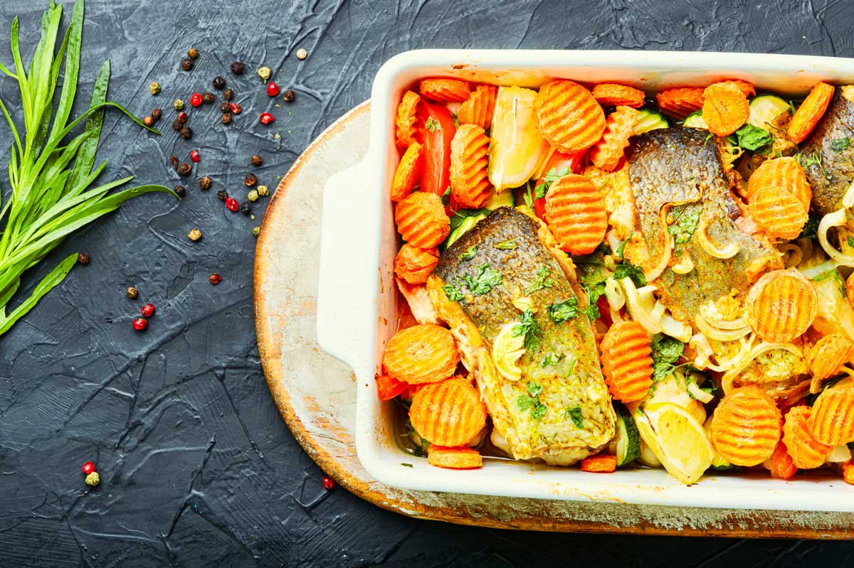 Pečený kapr zasazený do pestré směsi kořenové zeleniny ukazuje, jak jednoduše může vzniknout vytříbené a přitom domácí jídlo.