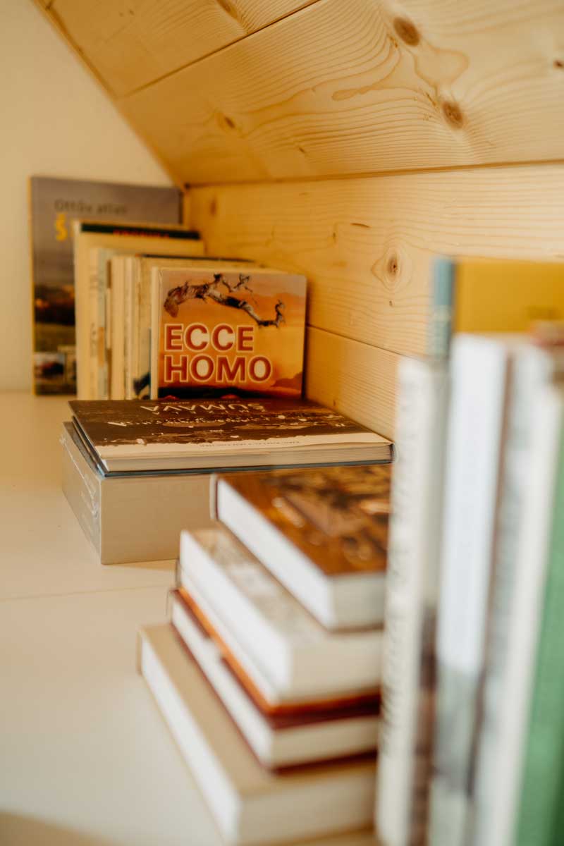 Knihy tu mají své pevné místo – stejně jako klid a čas na čtení.