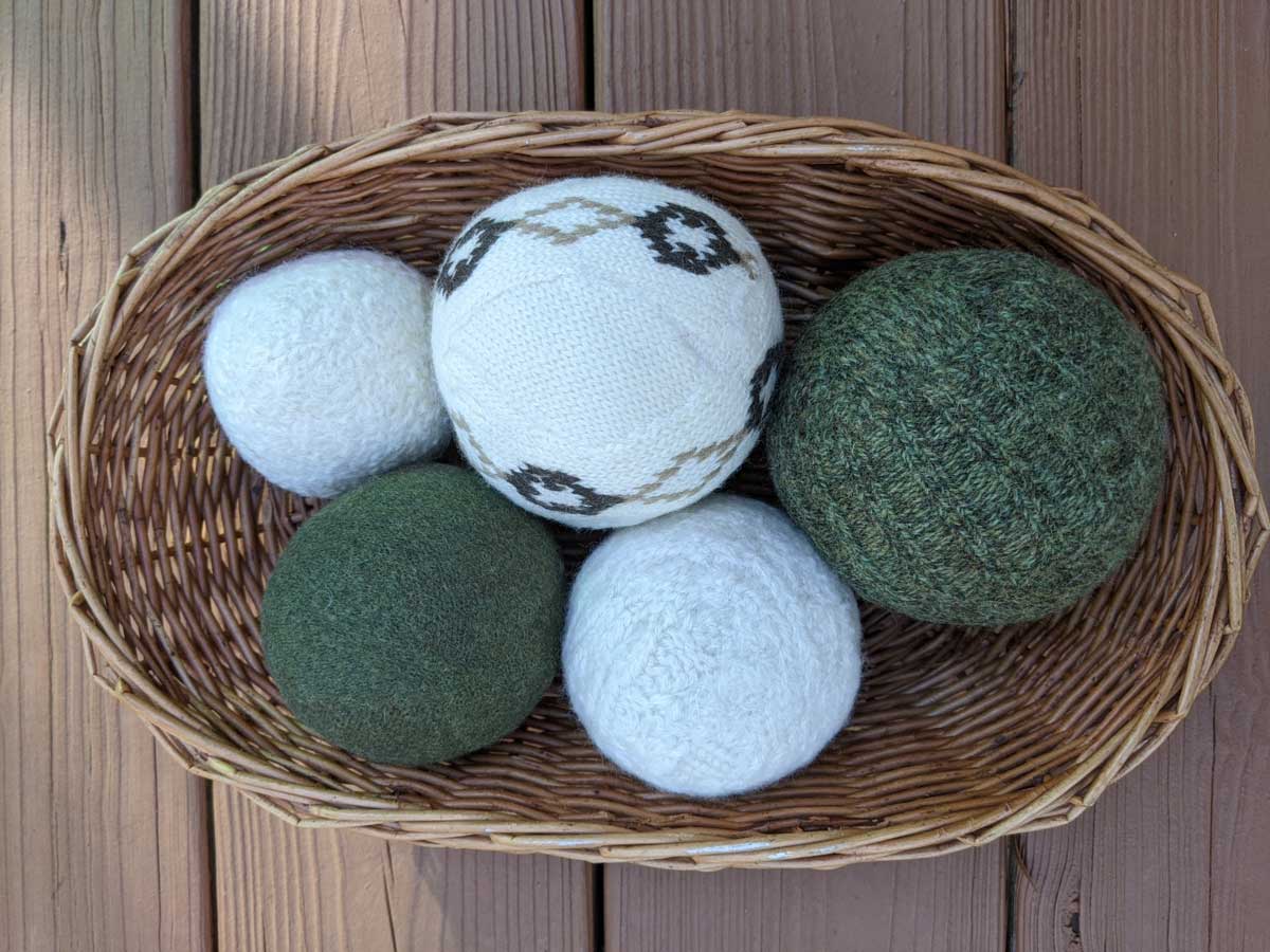 koule do susicky Domácí koule do sušičky vyrobené z ponožek a textilní výplně