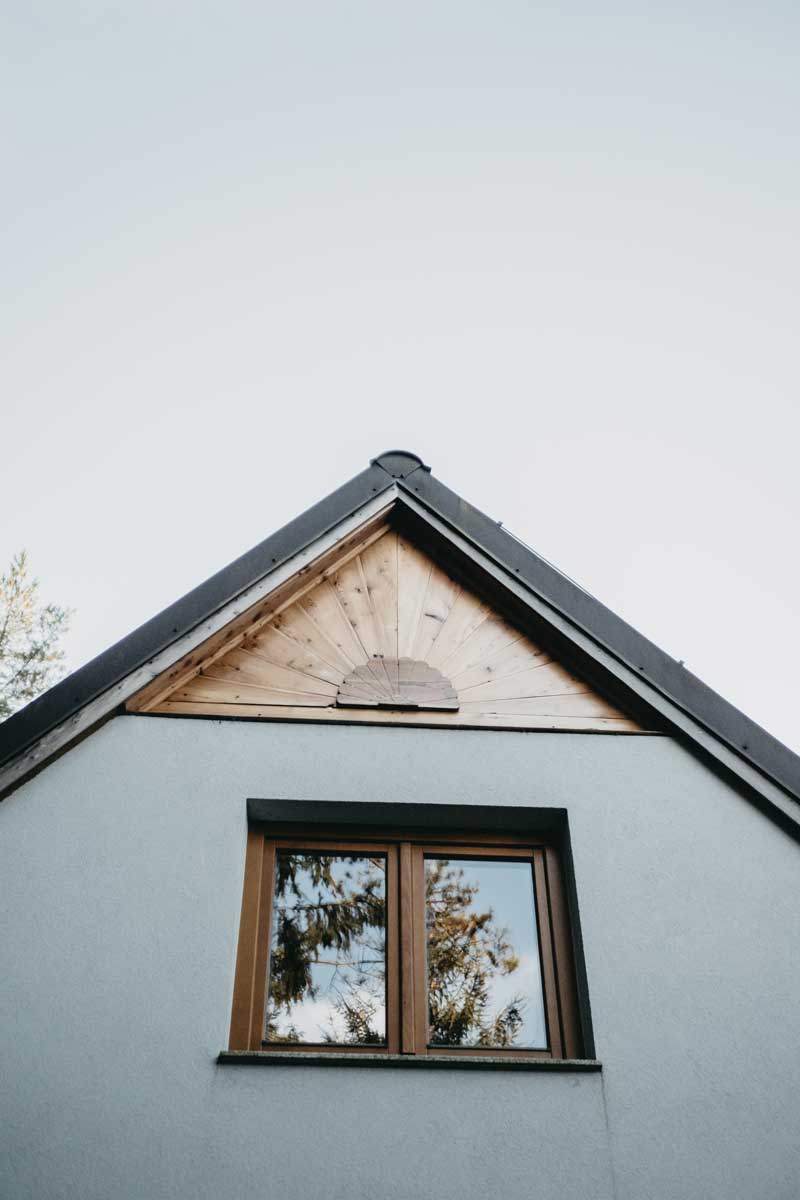 Přiznané dřevo dodává interiéru teplo, charakter a pocit útulnosti.