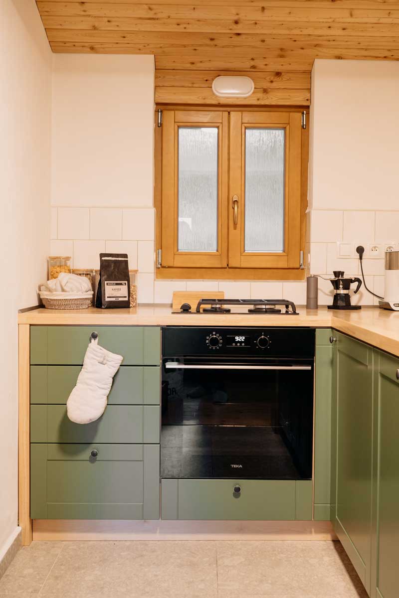 Kuchyně je navržena jednoduše a funkčně, aby sloužila každodennímu životu i relaxu.
