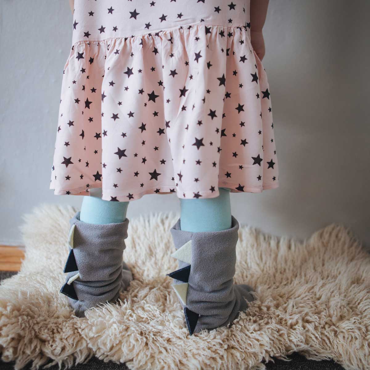 Domácí návleky z ponožek, které zahřejí dětské nožky i v chladných dnech.