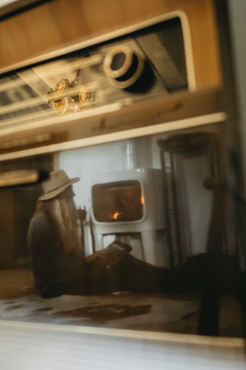 Staré rádio jako tichý svědek proměny chaty i času, který tu plyne pomaleji.