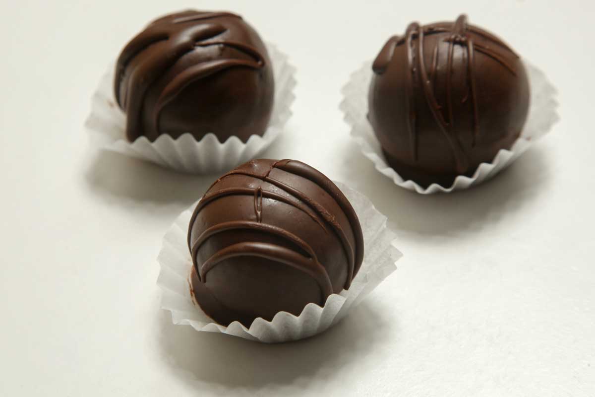 Oreo kuličky polité čokoládou připravené jako nepečené vánoční cukroví