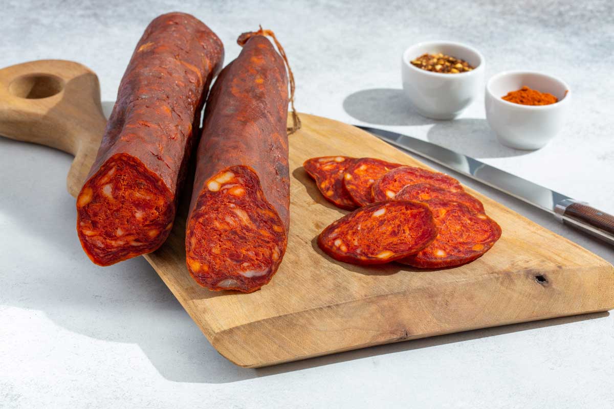 Pálivá domácí klobása s paprikou, detail struktury masa