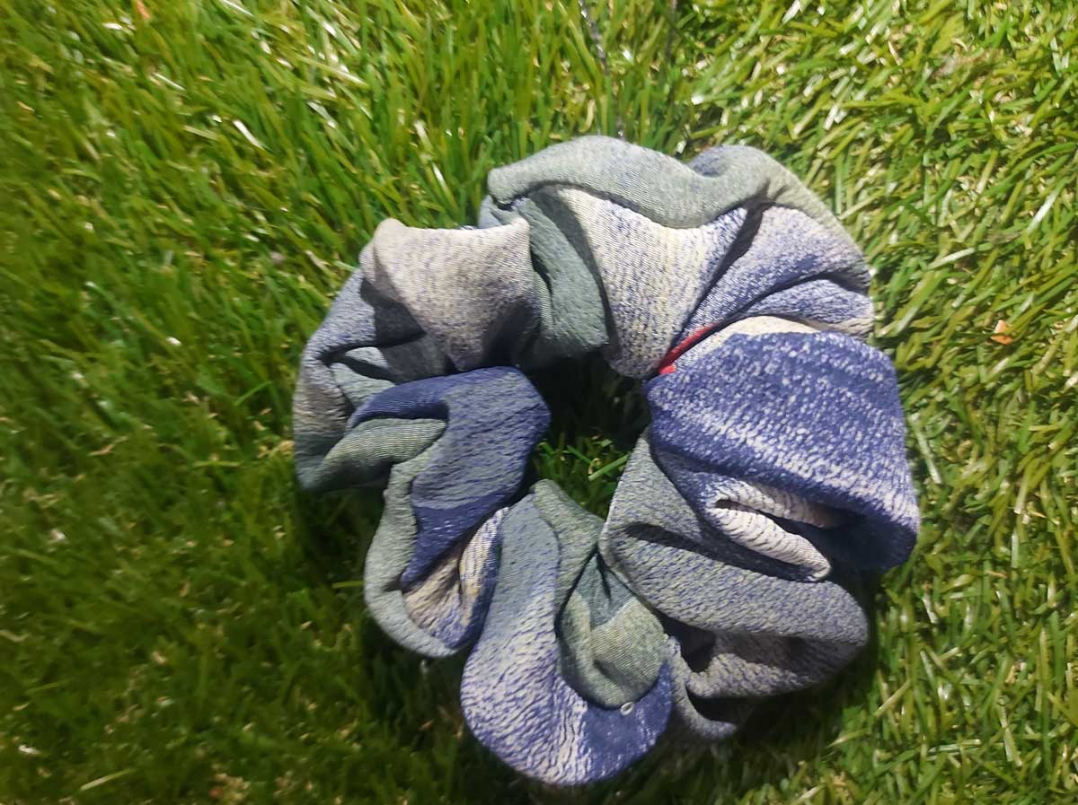 ponozkova gumicka do vlasu Gumička do vlasů vyrobená z ponožky položená na trávě