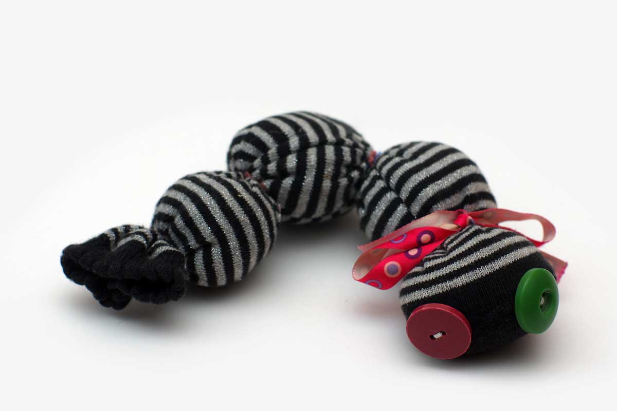 ponozkovy had Ponožkový had vyrobený z pruhovaných ponožek jako měkká hračka z recyklovaného textilu