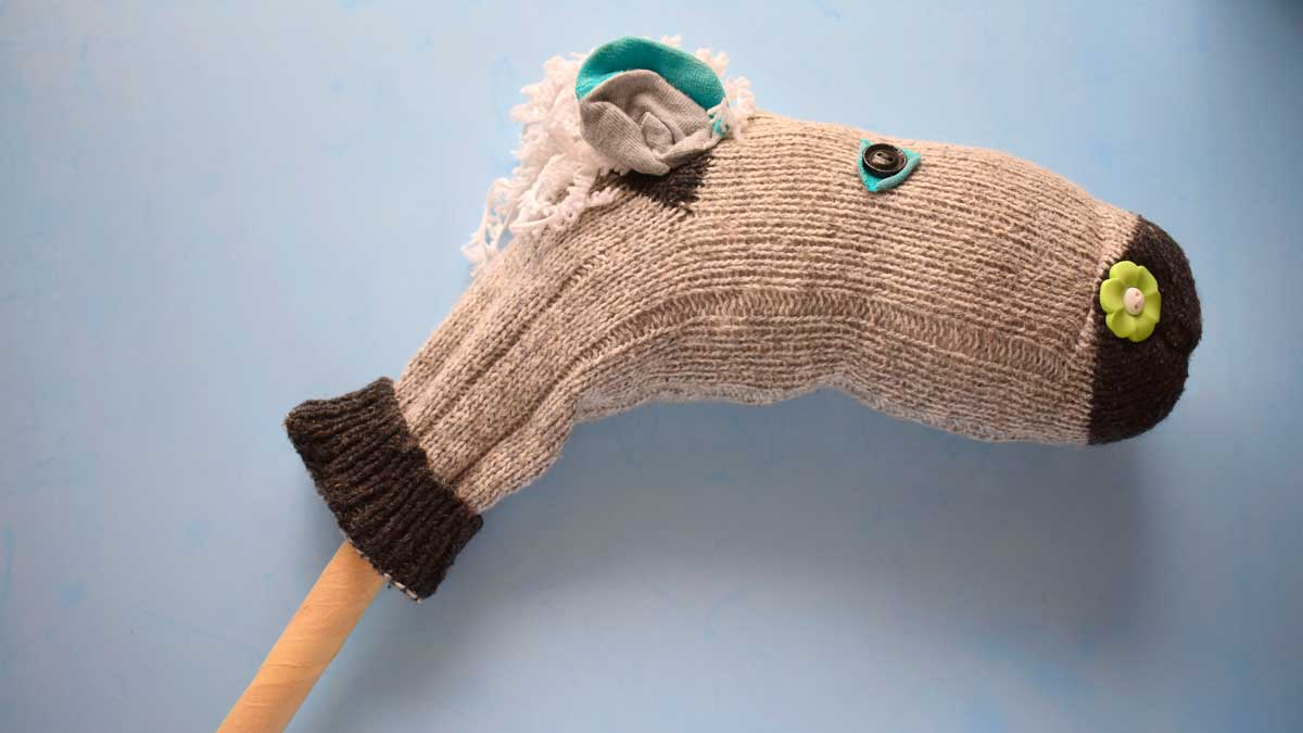 ponozkovy kun Domácí hračka z ponožky ve tvaru koně s knoflíky a látkovými detaily