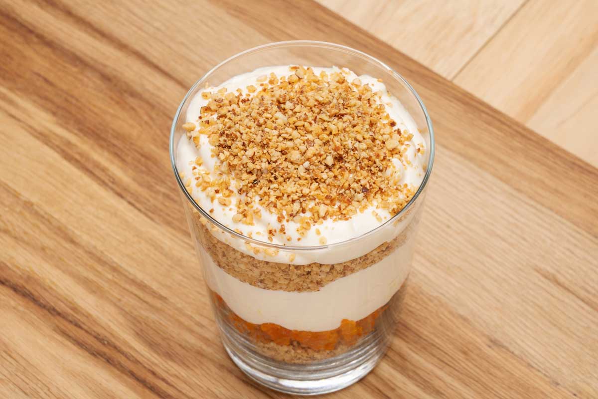 proteinovy dezert Proteinový dezert z cottage sýra s vrstvami ořechů a ovoce ve skleničce.