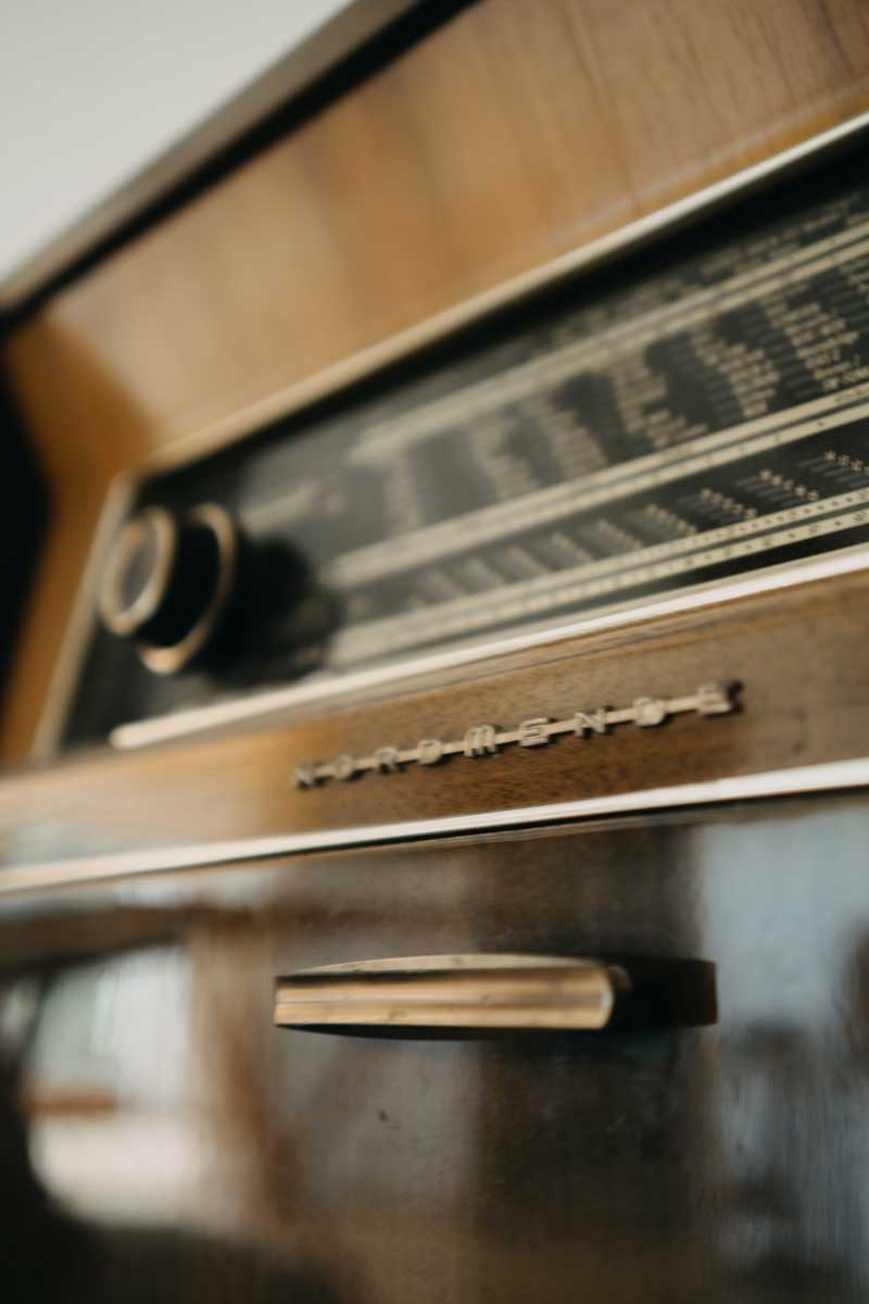 Staré rádio připomíná pomalejší rytmus času a kouzlo všedních okamžiků.