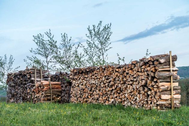 5 triků, jak skladovat dřevo, aby nevlhlo a hořelo perfektně