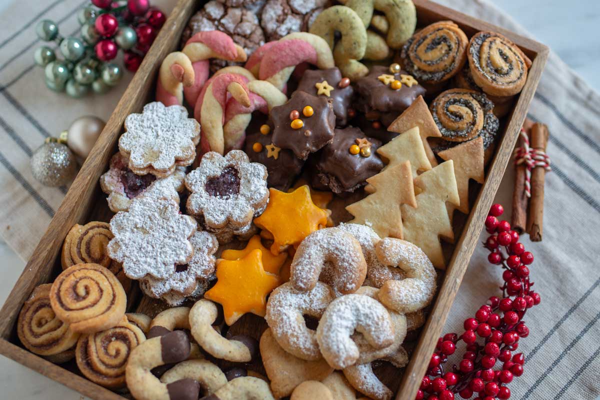 Krabice domácího vánočního cukroví plná různých druhů sladkostí.