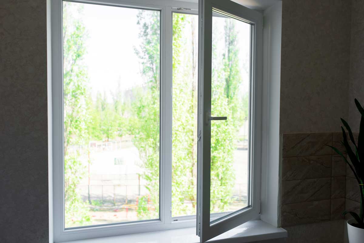 Otevřené okno v kuchyni jako základní způsob větrání při smažení ryb a odstranění pachů