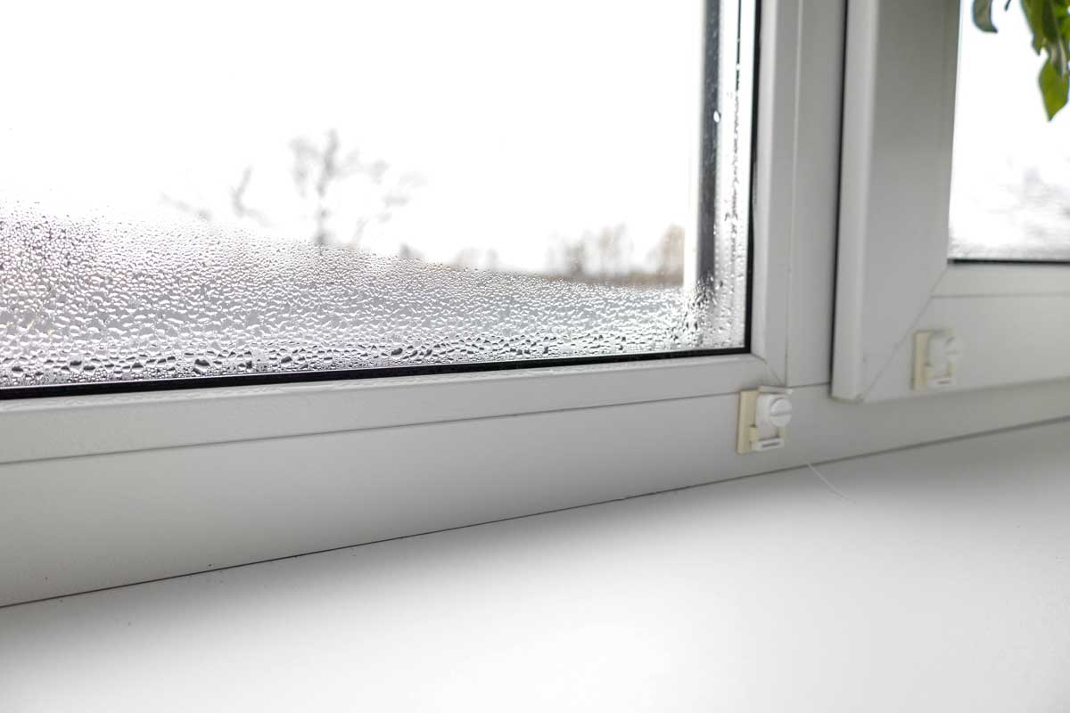 Srážení vlhkosti na vnitřní straně okna v zimě
