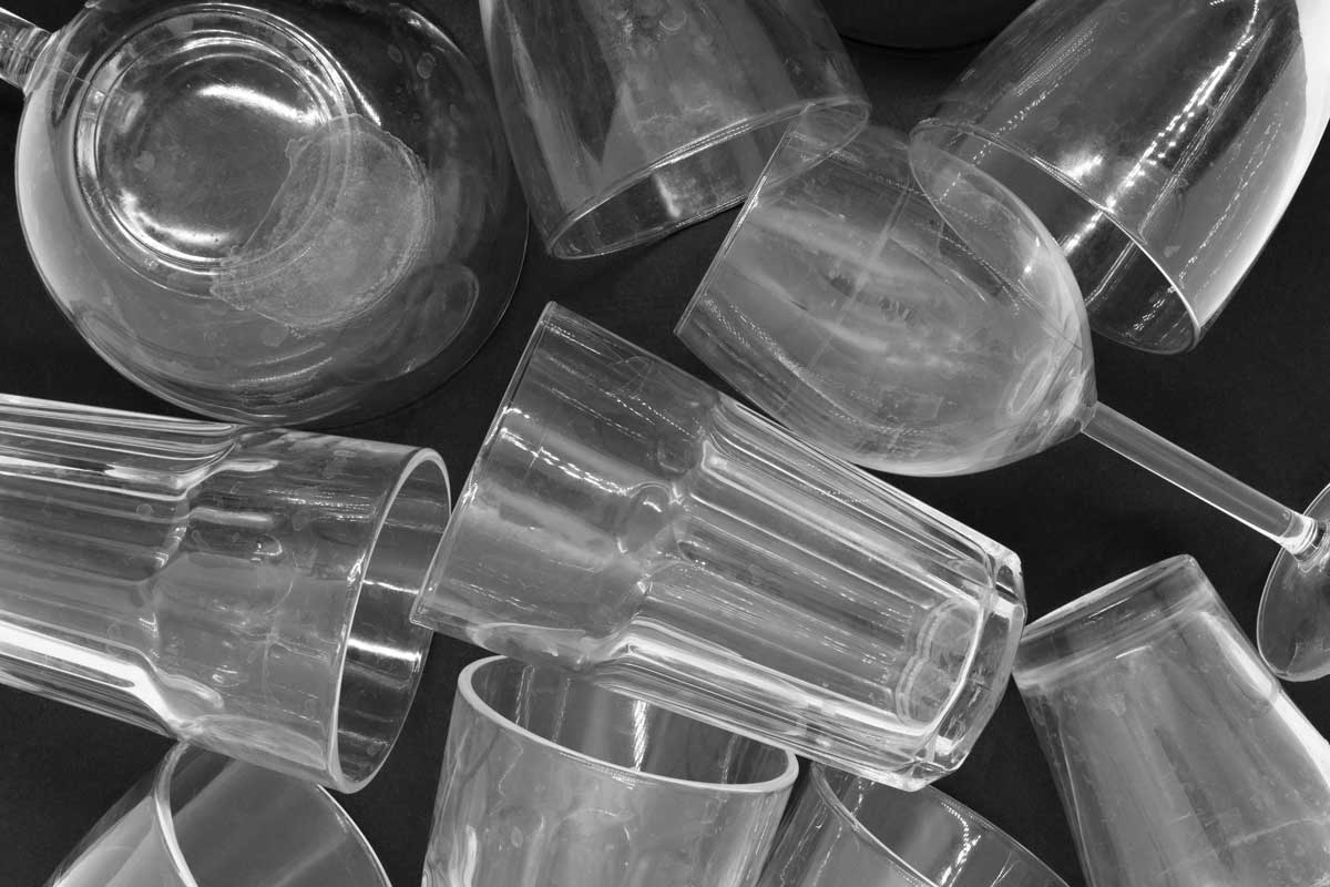 Sklenice po mytí ztrácí lesk? Proč myčka tvoří bílý povlak a 5 tipů, jak s ním zatočit