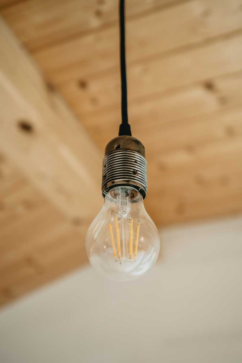 Minimalistické osvětlení nechává vyniknout přirozenou krásu dřeva a prostoru.