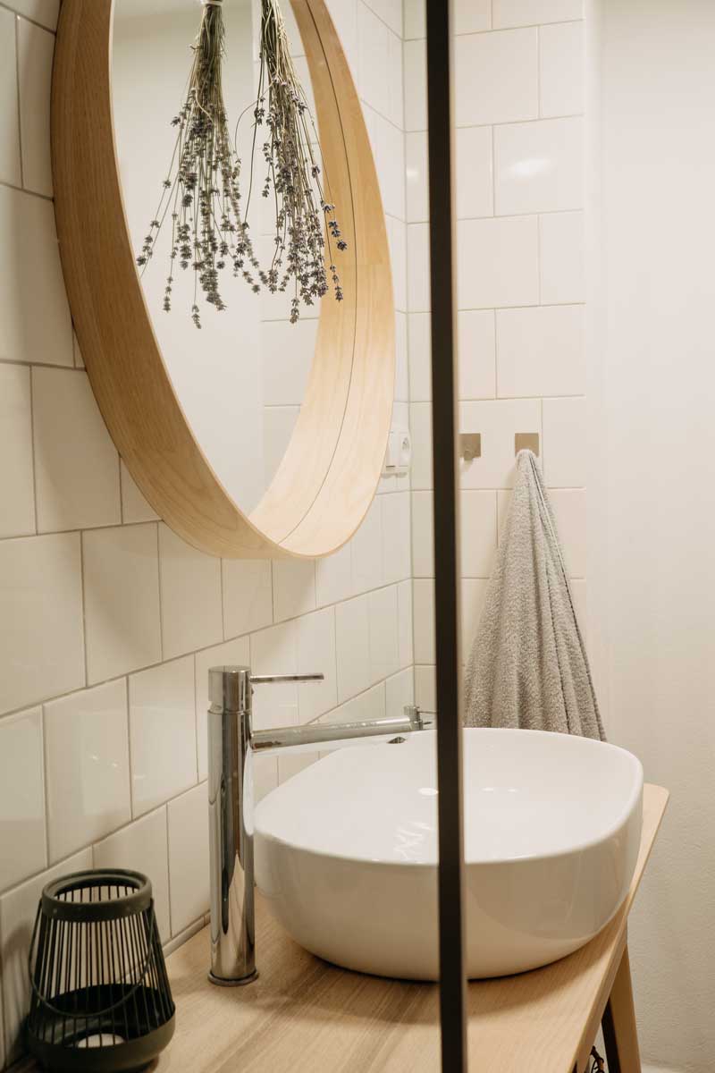 Koupelna spojuje funkčnost s jemnou estetikou inspirovanou přírodou.