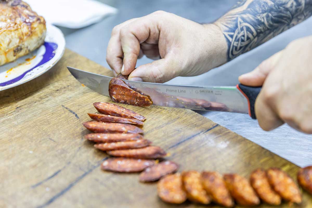 krájení domácí klobásky