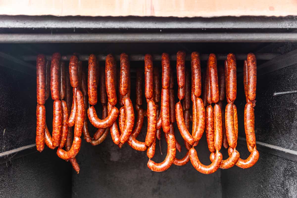 02 1Z2A4691 Zavěšené čerstvé klobásy připravené na sušení