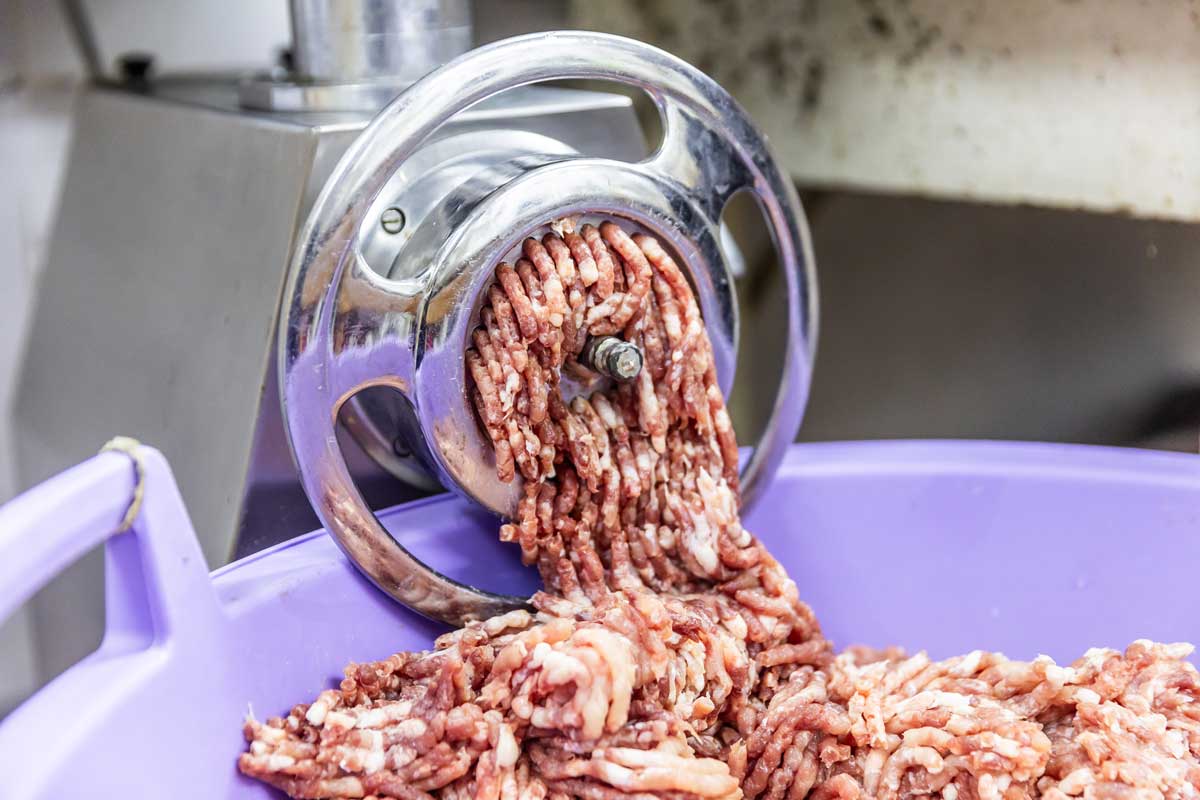 Mletí vepřového a hovězího masa na klobásovou směs
