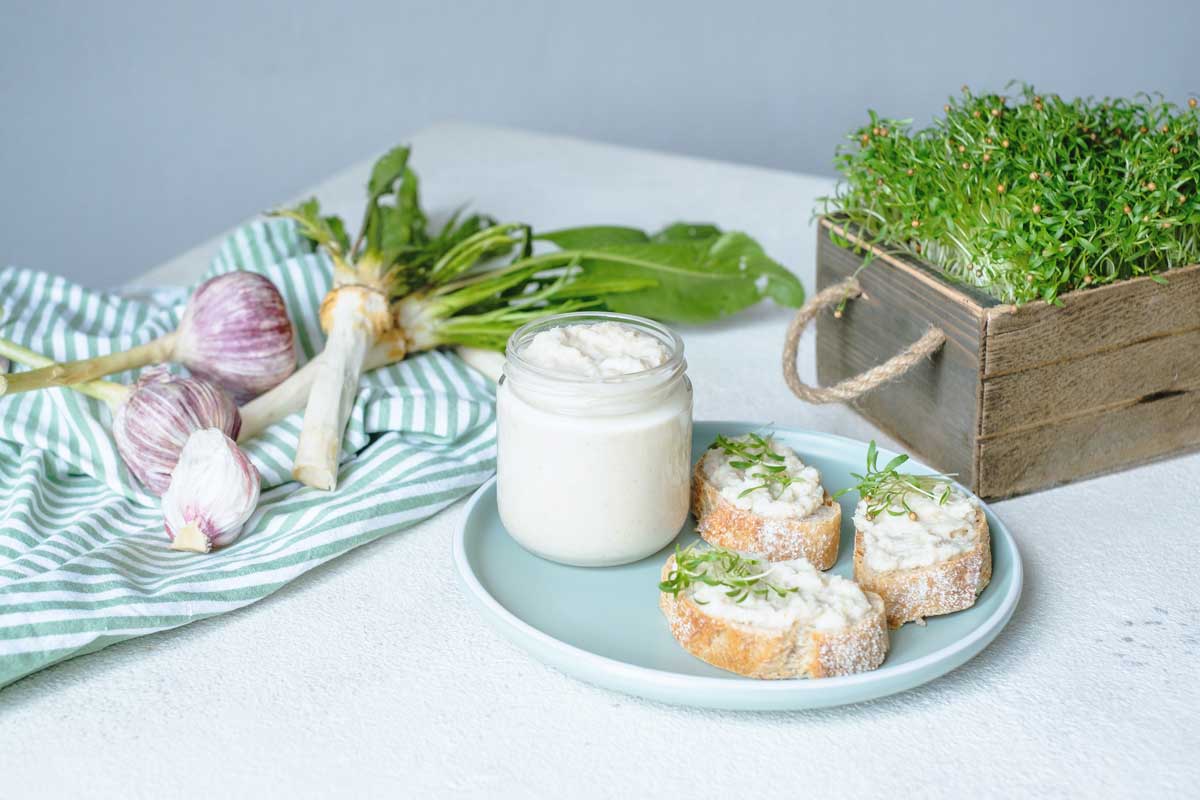 Základní suroviny pro přípravu křenových receptů a příloh.