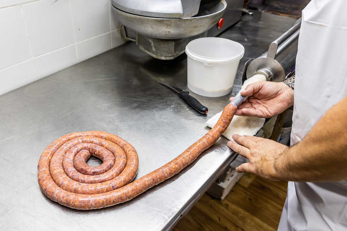 09 1Z2A4629 plnění střívek klobáskovou směsí