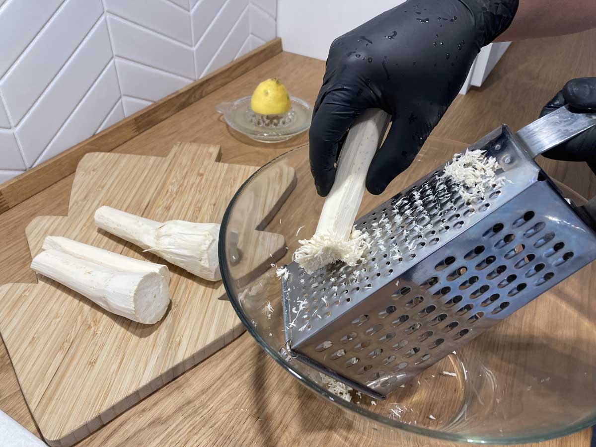 Strouhání čerstvého křenu najemno do mísy před dochucením citronem nebo octem.