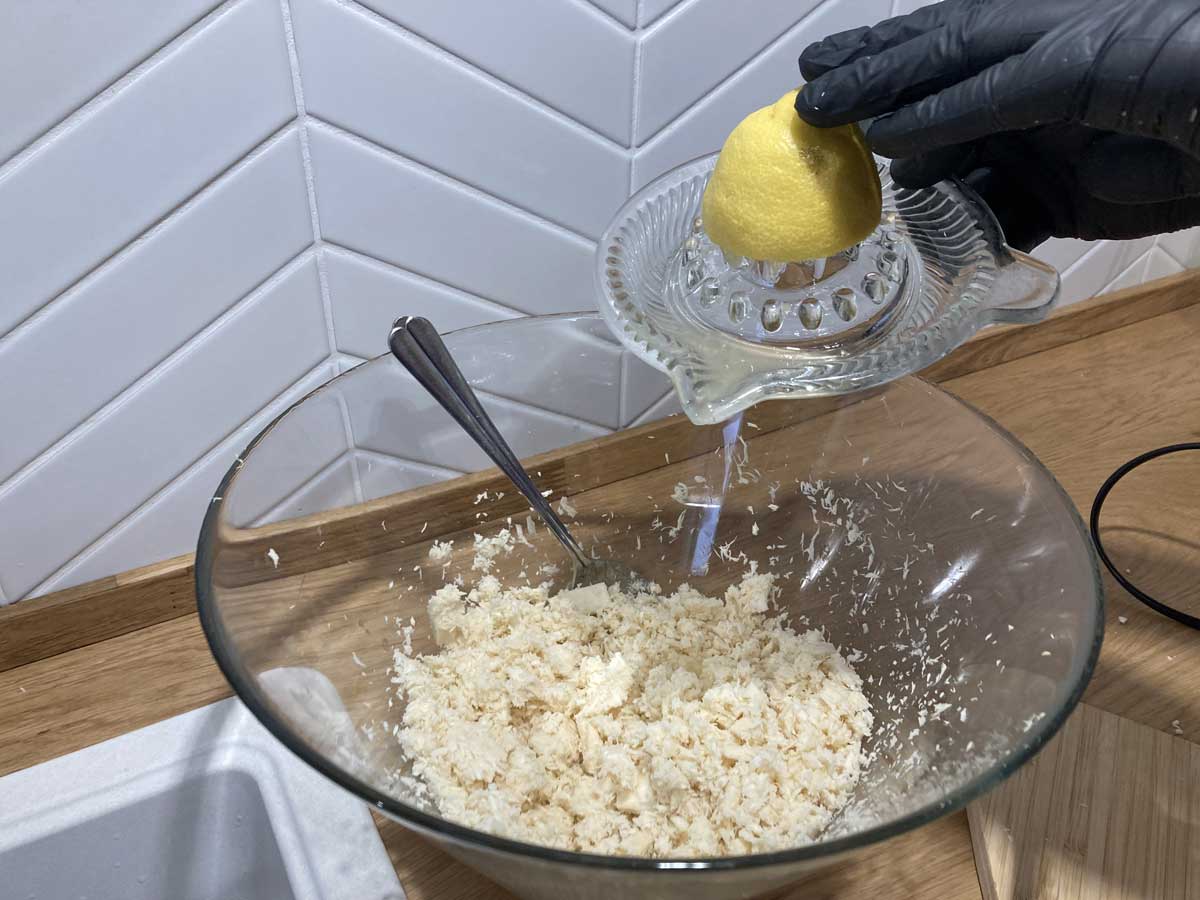 Citronová šťáva pomáhá udržet křen svěží a zabrání jeho tmavnutí.