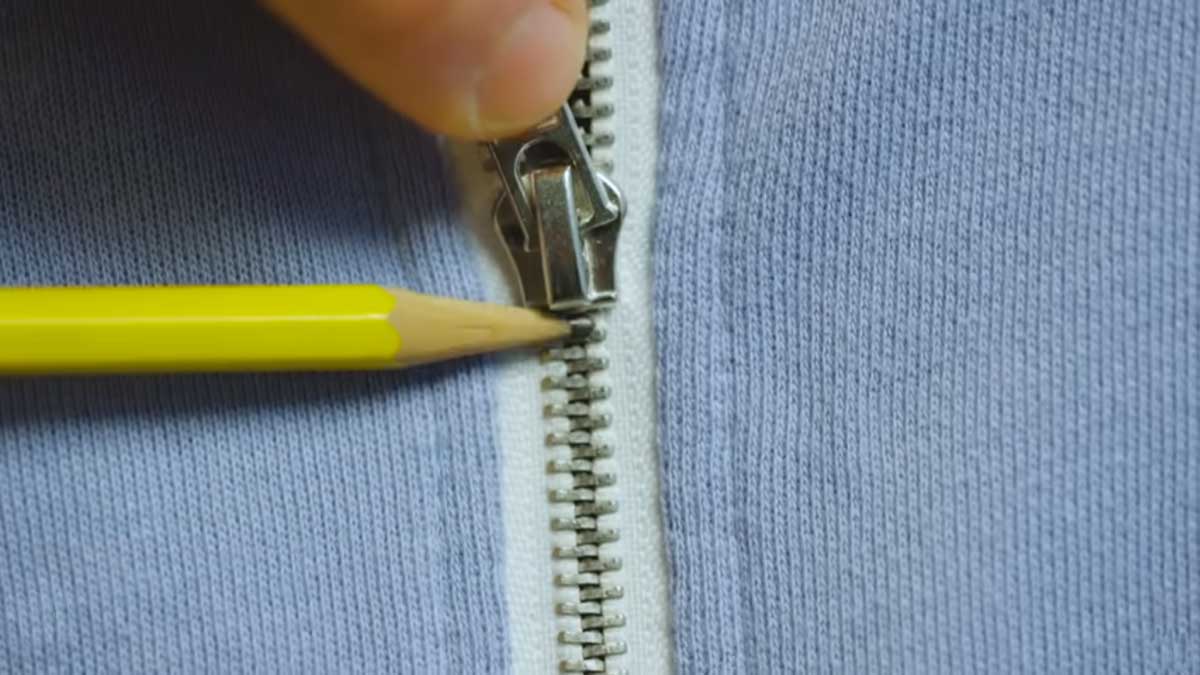 oprava_tuzkou Oprava zaseklého zipu pomocí grafitové tužky na zubech zipu