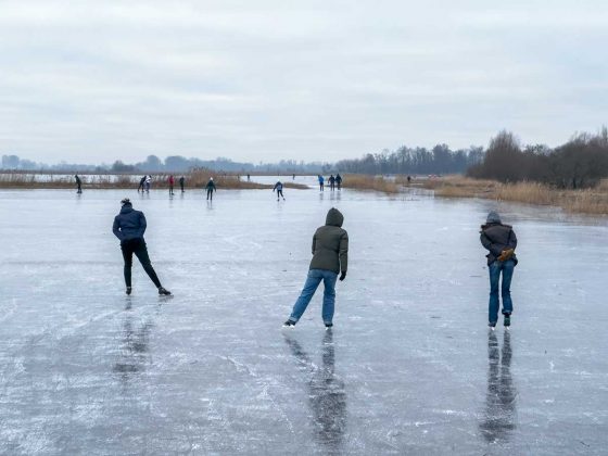 Romantika na jezeře, nebo skrytá hrozba? Jak poznat bezpečný led k bruslení, než na něj vstoupíte