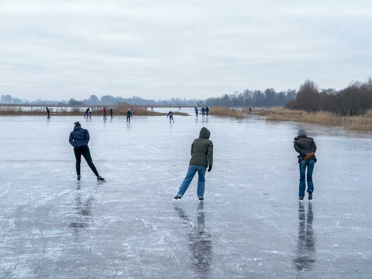 Romantika na jezeře, nebo skrytá hrozba? Jak poznat bezpečný led k bruslení, než na něj vstoupíte