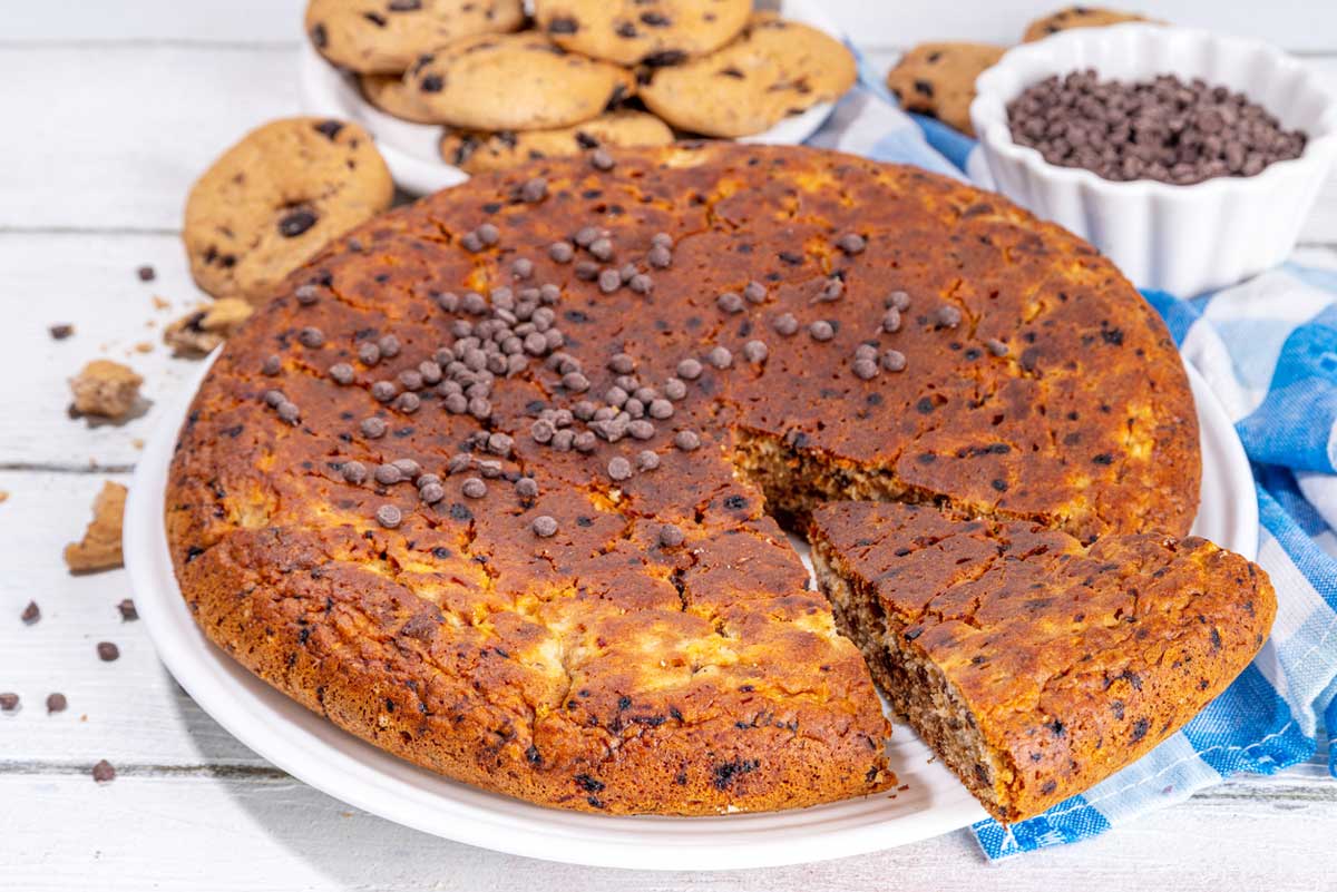 cookie pie Domácí cookie pie z cizrny s čokoládovými kousky jako sladký dezert s vyšším obsahem bílkovin.