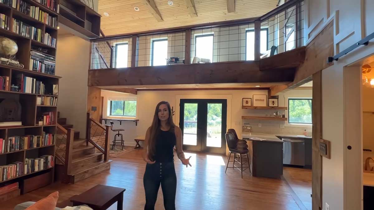 Otevřená denní zóna po rekonstrukci s galerií dřevěnými prvky a propojením kuchyně a obývacího pokoje