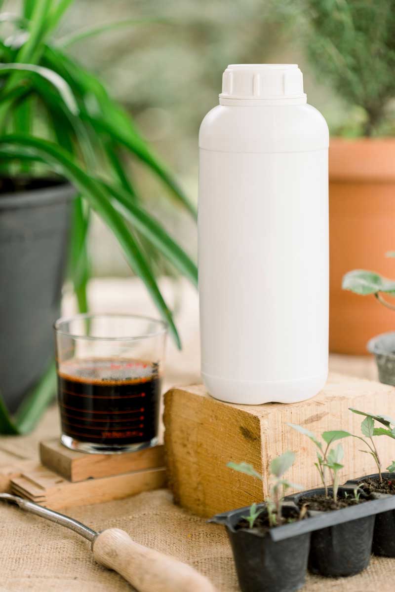 Dešťovkový výluh z vermikompostéru připravený k použití jako přírodní hnojivo