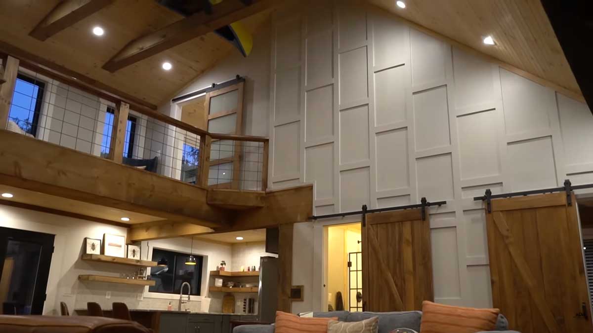 Dřevěný obklad dodal interiéru charakter a stal se výrazným prvkem prostoru.