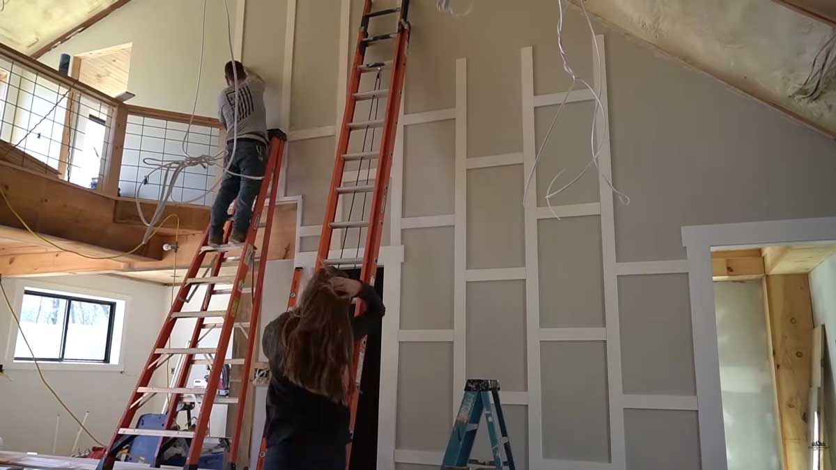 Výroba dřevěného obkladu stěny svépomocí během rekonstrukce domu